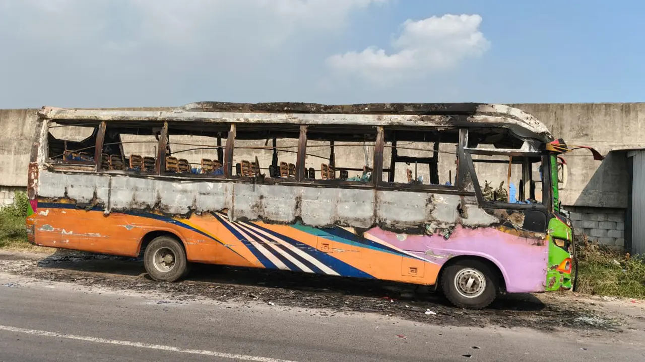 কেরানীগঞ্জে রাস্তায় দাঁড়িয়ে থাকা বাসে আগুন